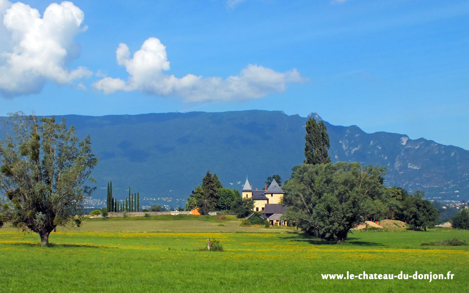 Château du Donjon Drumettaz Clarafond Aix les Bains Savoie hébergement chambre d'hôtes en pleine nature vacances montagne