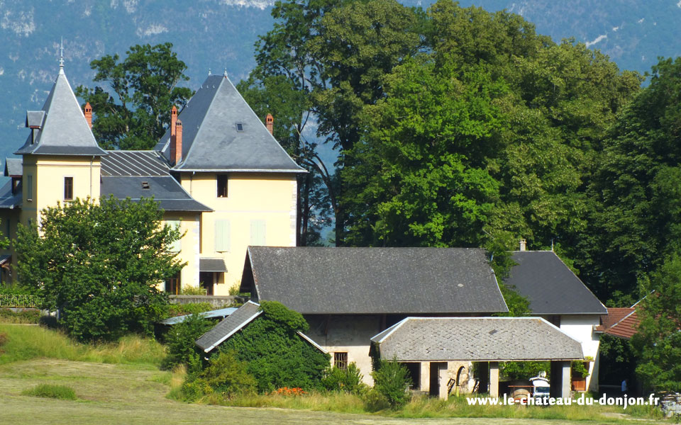 Chateau du Donjon Drumettaz Clarafond Savoie chambre d'hôtes tout confort très spacieuse et lumineuse hébergement de luxe