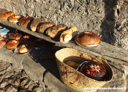 Pain et brioche cuit au four à bois le Château du Donjon se situe tout près des thermes et du casino d'Aix les Bains département de Savoie