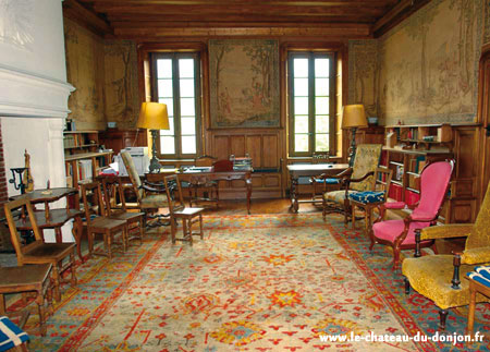 Salon du Château du Donjon Aix les Bains situé à 10 minutes de Aix les Bains à Drumettaz Clarafond Savoie