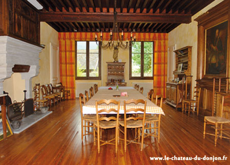 Grande salle à manger du Château du Donjon location chambre proche des thermes de Aix les Bains dans le château du Donjon à Drumettaz Clarafond