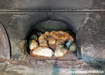 Le four à pain du château tous les jours nous cuisons pour vous du très bon pain et des brioches directement dans notre four à pain à l'ancienne