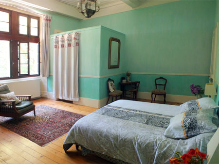 Chambre d'hôtes dans château Aix les Bains location chambre proche des thermes de Aix les Bains dans le village de Drumettaz Clarafond proche du centre ville et du lac du Bourget