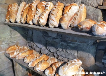 pain cuit au feu de bois dans le four du Chateau cuit dans le four à bois du château d'Aix les Bains à Drumettaz chambre d'hôtes proche du lac