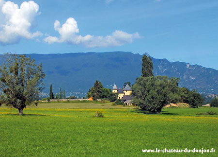 Château de Savoie chambre d'hôtes tout confort le château du Donjon Drumettaz Clarafond Savoie vous accueille toute l'année pour location de chambres d'hôtes grand luxe