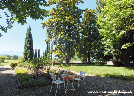 grand parc et magnifique terrasse vue montagnes résidence de luxe pour vacances en Savoie Aix les Bains Drumettaz Clarafond proche du lac et de la ville