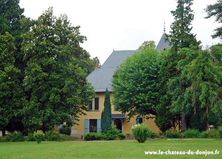 location Salle de mariage dans château à Aix les Bains Françoise et Jean Michel vous accueillent dans leur château pour vos fêtes de famille et séminaire, mariage, anniversaire, banquet, batême