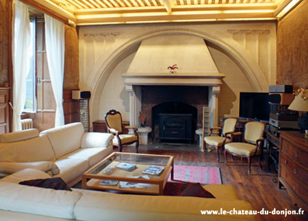 Salon avec cheminée ambiance intime et cocoon Françoise et Jean Michel vous accueillent dans leur maison d'hôtes située tout proche du lac du Bourget à Aix les Bains