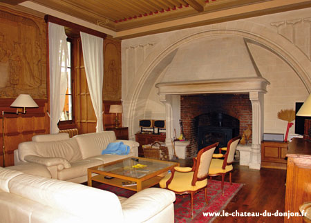 Le salon du Château du Donjon Drumettaz Clarafond intérieur salon du château très stylé, idéal pour les amateurs d'histoires des régions de Savoie, le chateau à conservé tout son charme d'époque